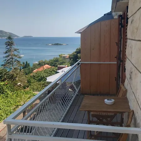 Peragi - Triple With Balcony And Private External Bathroom *