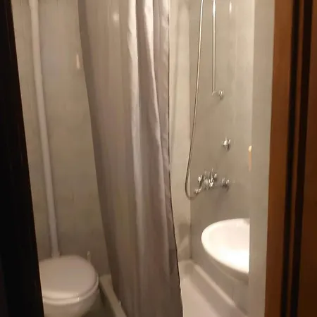 Peragi - Triple With Balcony And Private External Bathroom アパート モルナット