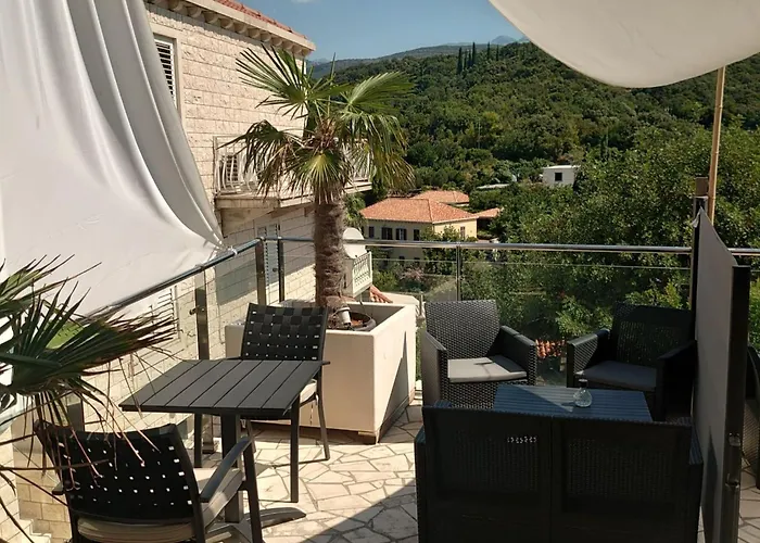 Peragi - Triple With Balcony And Private External Bathroom 莫鲁纳特